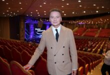 Александр Олешко на велосипеде, символизирующем молодость и активный образ жизни