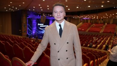 Александр Олешко на велосипеде, символизирующем молодость и активный образ жизни