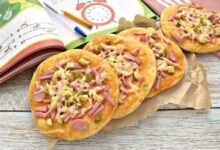 Школьники наслаждаются шведским столом в классе