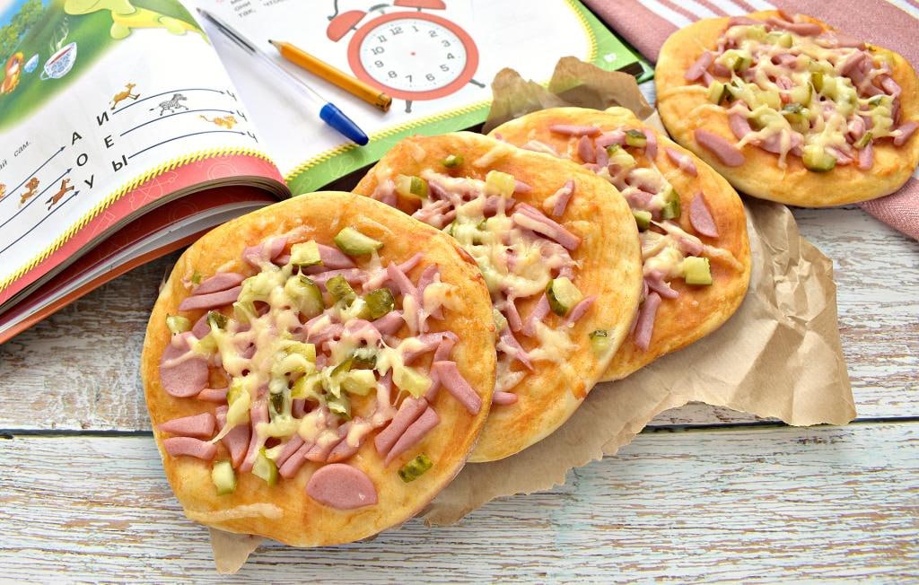 Школьники наслаждаются шведским столом в классе
