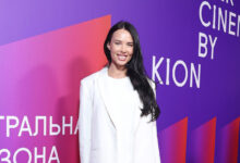 Анастасия Решетова на фоне телевизионной студии