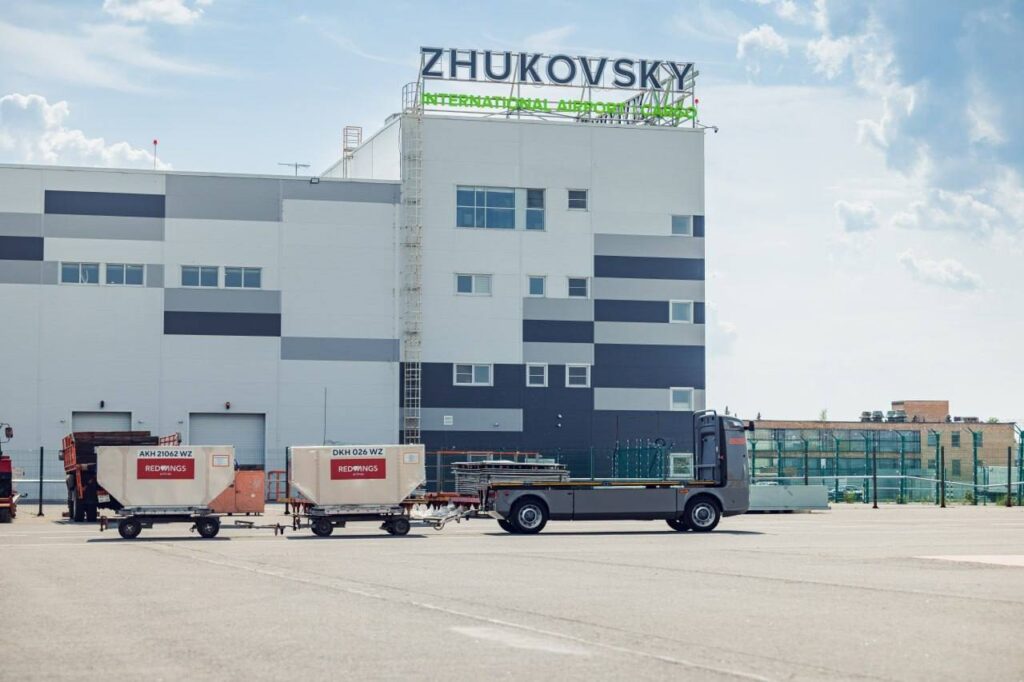 Роботы-грузчики переносят чемоданы в аэропорту Жуковского