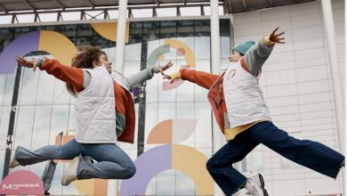 Изображение медведя, соболя и уральского маяка на фоне молодежного праздника