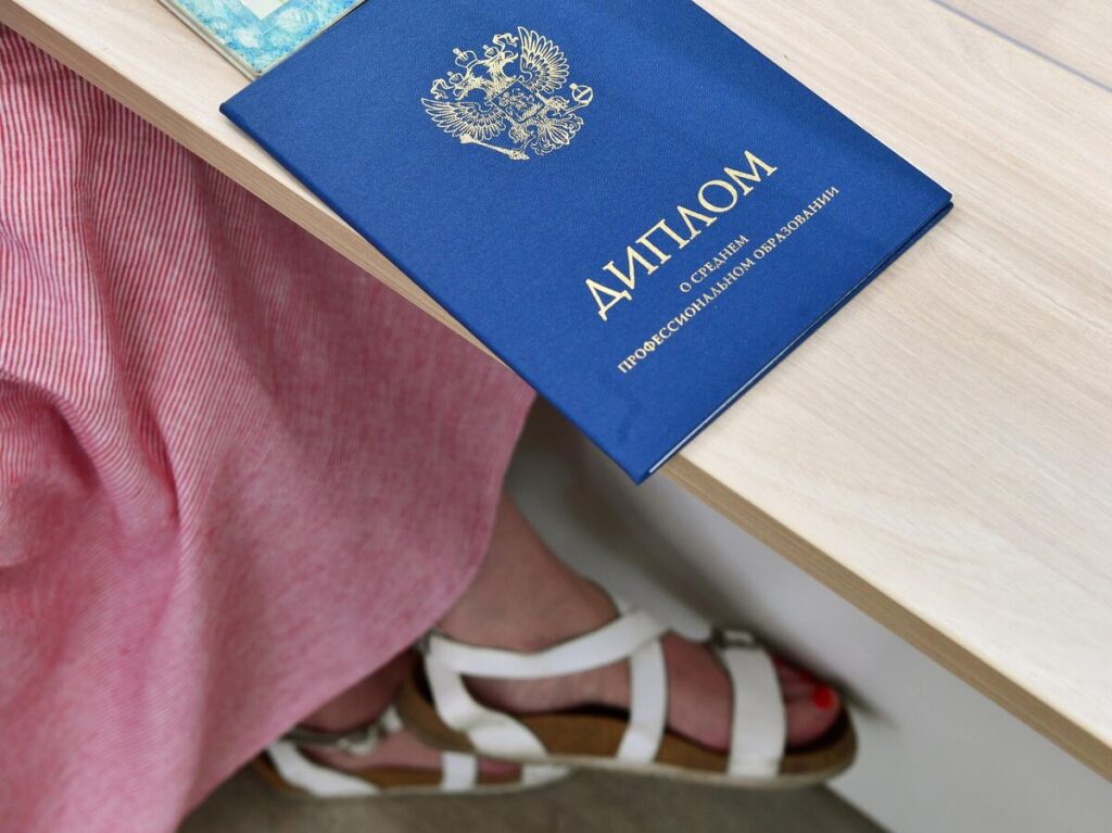Изображение, символизирующее переход от университета к колледжу с акцентом на диплом колледжа как новый путь к успеху на рынке труда.