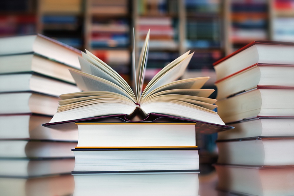 Книги на удмуртском языке, символизирующие интерес россиян к своим корням