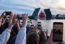 Бриг «Россия» исполняет пируэт на Неве во время праздника Алых парусов
