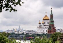 Американская журналистка на улицах ночной Москвы, размышляющая о Платоне