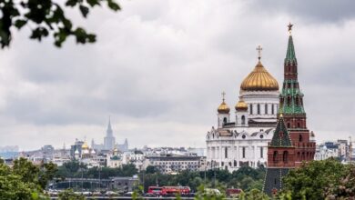 Американская журналистка на улицах ночной Москвы, размышляющая о Платоне