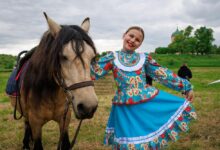 Изображение юных фольклористов на Куликовом поле с гуслями и кукурузными зайцами