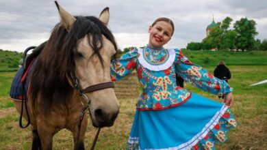 Изображение юных фольклористов на Куликовом поле с гуслями и кукурузными зайцами