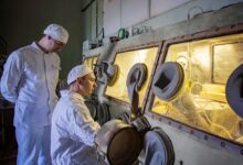 Изображение алхимиков из Ульяновска, работающих над ловушкой для 119-го элемента