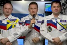 Космонавт смотрит на Россию через иллюминатор МКС
