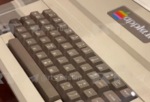 Логотип Apple на фоне Петербургского форума