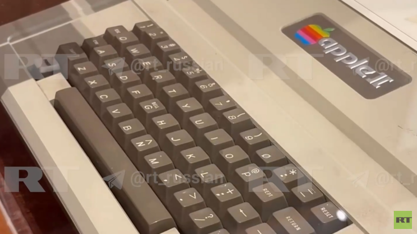 Логотип Apple на фоне Петербургского форума