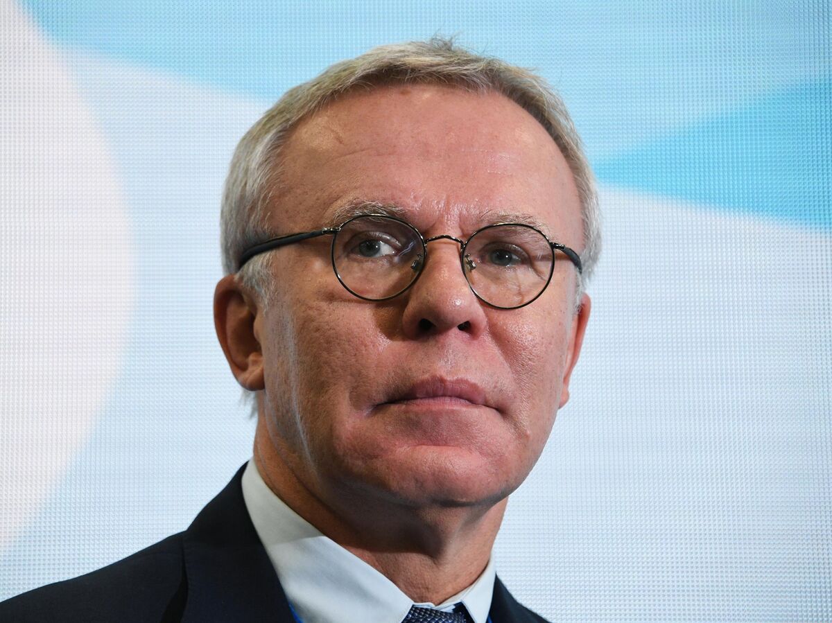 Вячеслав Фетисов с группой школьников в лесу, участвуют в экологической акции.