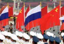 Изображение дракона и матрешки, символизирующих регионы России, которые мастерски используют палочки