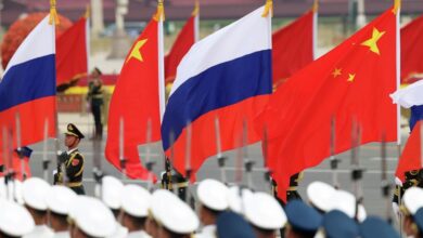 Изображение дракона и матрешки, символизирующих регионы России, которые мастерски используют палочки