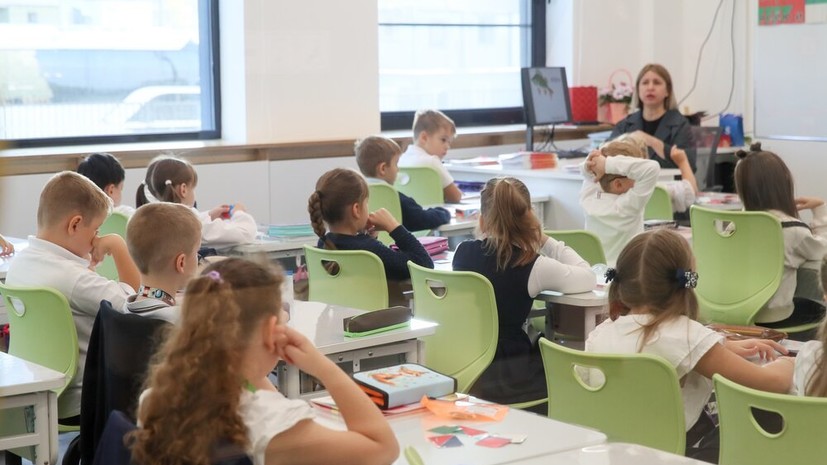 Изображение, иллюстрирующее концепцию превращения школьных уроков в игровые квесты с системой очков опыта.