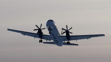 Ил-114-300 на фоне Невы, привлекающий внимание бизнес-элиты