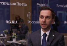 Актеры Безруков и Стеклов на сцене сельской школы