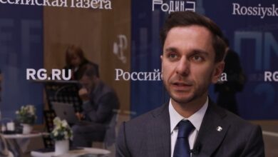 Актеры Безруков и Стеклов на сцене сельской школы