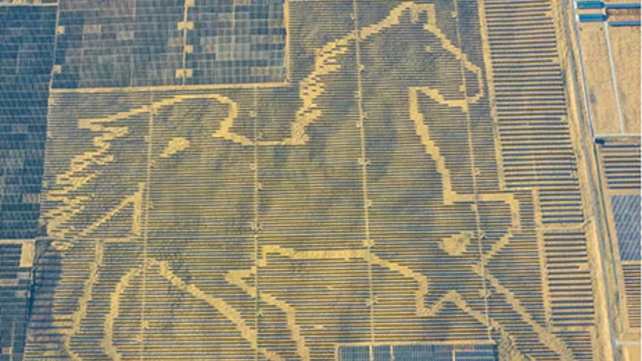 Изображение гигантского солнечного жеребца, освещающего путь в пустыне Кузупчи.