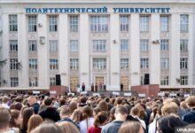 Логотип Пермского политехнического университета на фоне учебного корпуса
