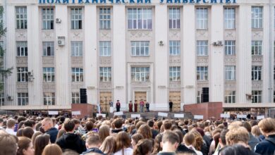 Логотип Пермского политехнического университета на фоне учебного корпуса