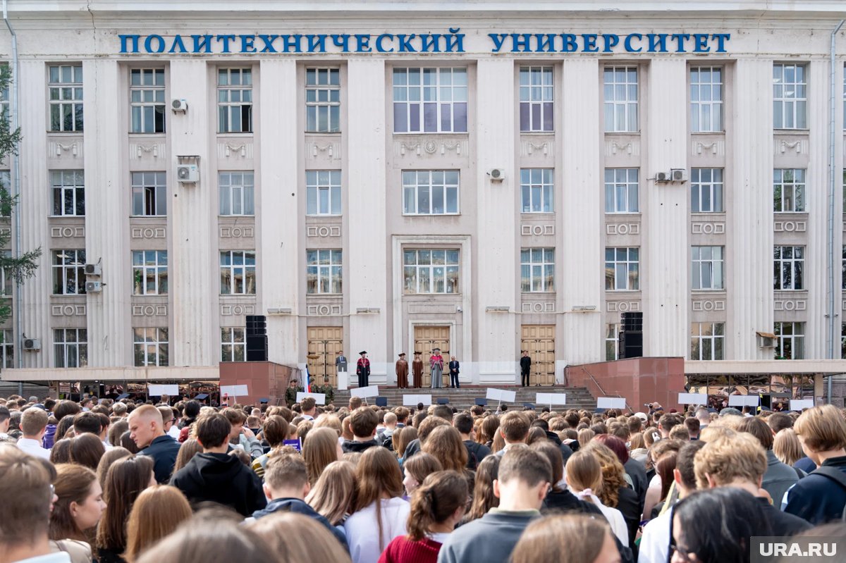 Логотип Пермского политехнического университета на фоне учебного корпуса