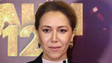Карина Кокс, экс-солистка Сливок, с тремя детьми на фоне спокойного пейзажа