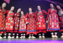 Бурановские бабушки на сцене с музыкальными инструментами