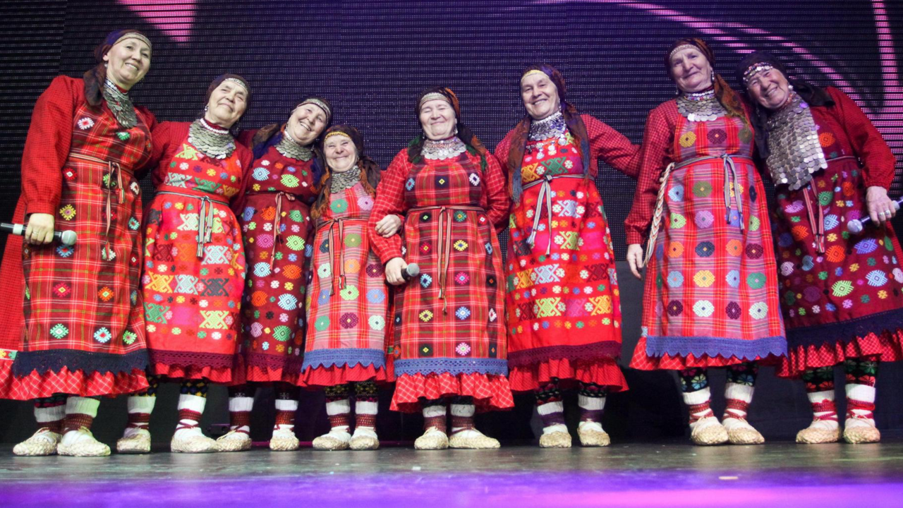 Бурановские бабушки на сцене с музыкальными инструментами