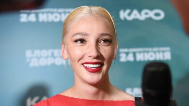 Настя Ивлеева в Эфиопии, передвигаясь на деревянных ходулях