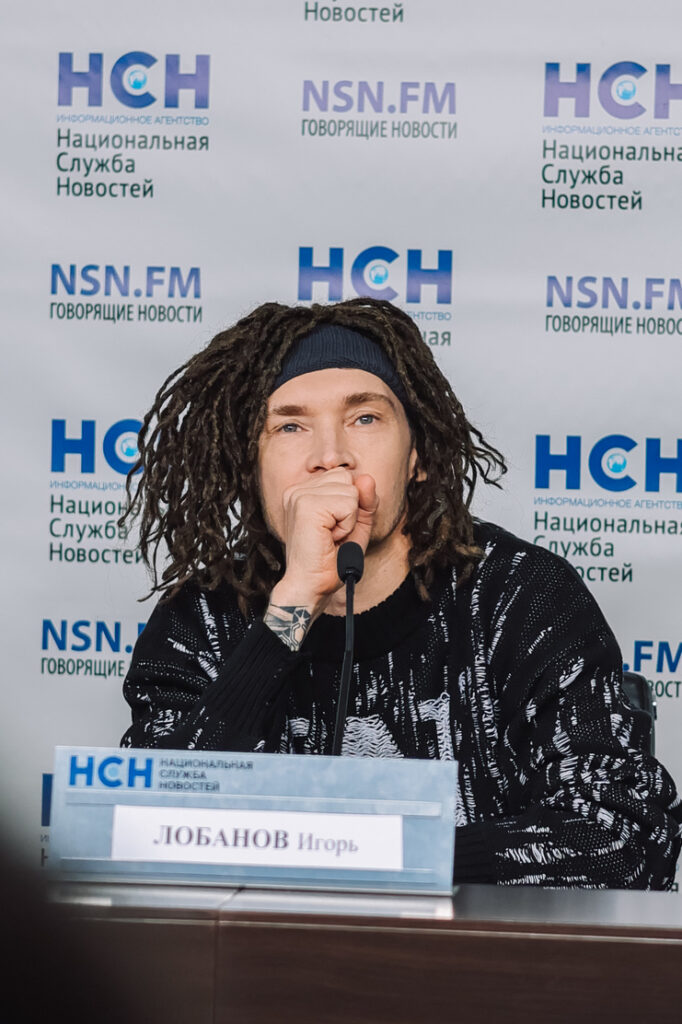 Изображение рок-группы на фоне Metallica, символизирующее столкновение музыки и политики.