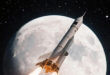 Два человека бегут по лунной поверхности, открывая дачный сезон на Море Спокойствия.