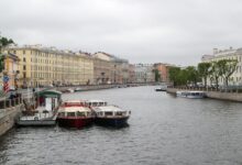 Мосты Санкт-Петербурга с разводкой на фоне канала