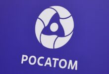 Изображение Прометея, курящего в сторонке, с обещанием Росатома о вечной батарейке