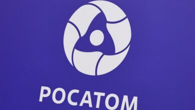 Изображение Прометея, курящего в сторонке, с обещанием Росатома о вечной батарейке