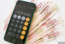 Изображение пермского контролера качества с билетом, символизирующим финансовую свободу