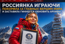 Женщина на фоне высоких гор с яркими звездами на небе