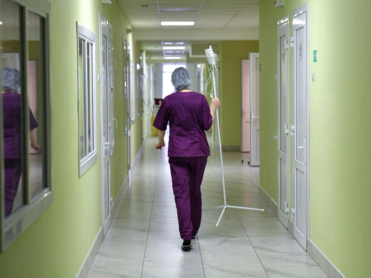Изображение, иллюстрирующее концепцию киберпанка в медицине с умными шлемами и говорящими лор-комбайнами.