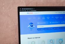 Иллюстрация цифрового пакета с различными справками от Госуслуг