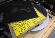 Галанин собирает автографы на виниле весной
