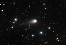 Космический турист на фоне межзвездной кометы 3I/ATLAS, окружённой метаном