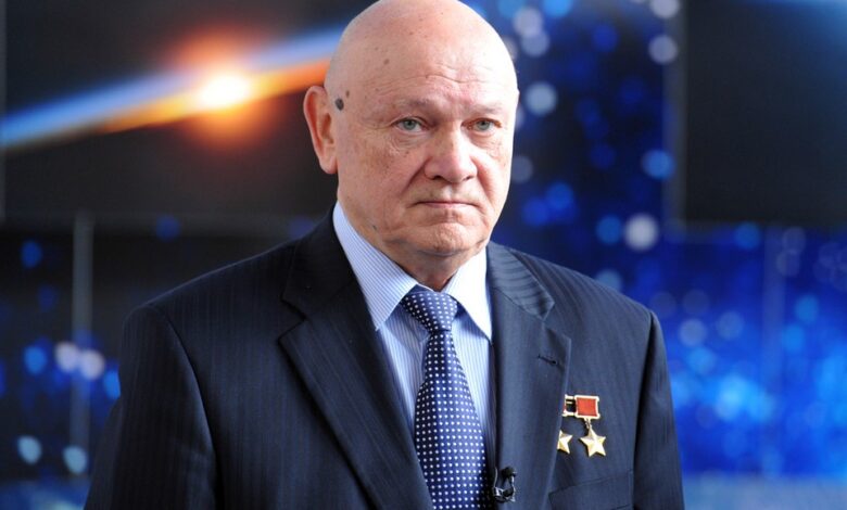 Космонавт в костюме Робина Гуда с луком и стрелами на фоне звездного неба