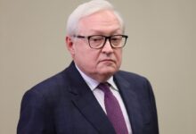 Изображение, символизирующее сотрудничество России и Кубы в области биотехнологий, с ромом и сигарами на переднем плане.