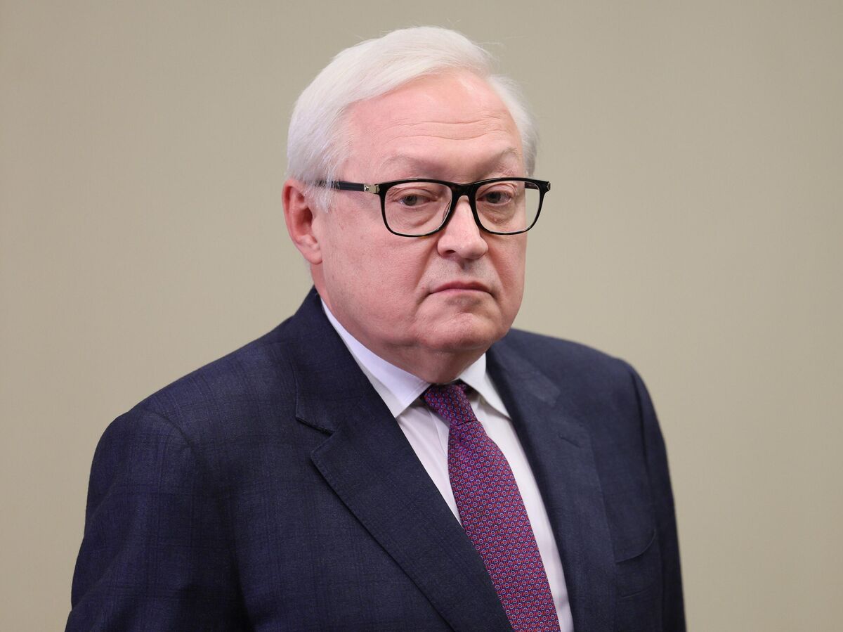 Изображение, символизирующее сотрудничество России и Кубы в области биотехнологий, с ромом и сигарами на переднем плане.