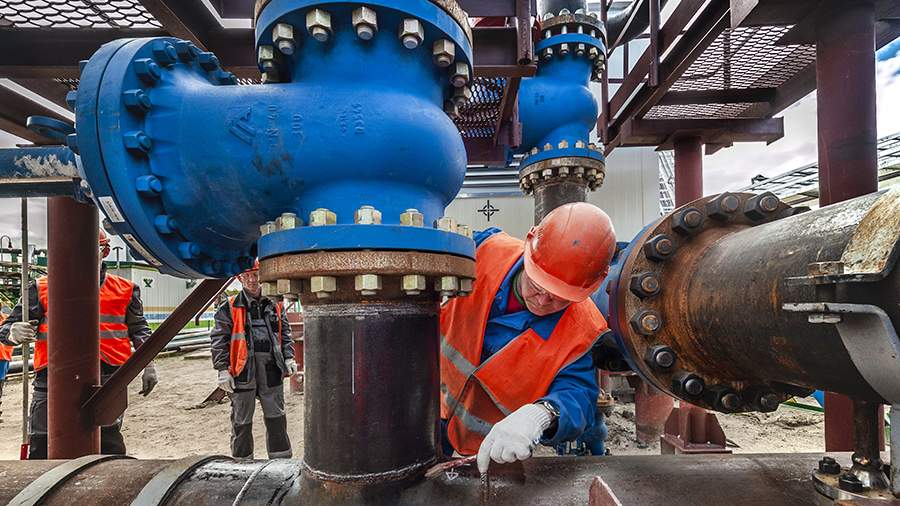 Два танцора аргентинского танго на фоне нефтяной вышки, символизирующей сотрудничество России и Аргентины.
