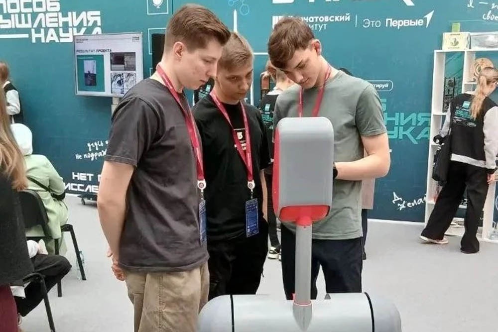 Иллюстрация железного попутчика с электронным сердцем, который подает чай в подстаканнике в поезде будущего.