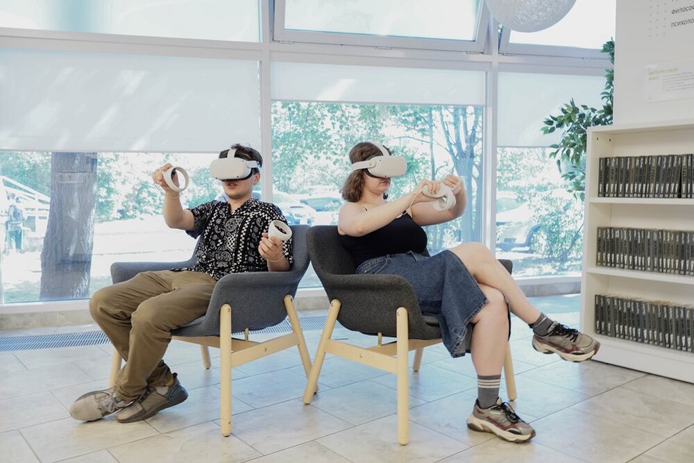 Библиотекари Петербурга с VR-шлемами и котами, открывающие портал в Нарнию